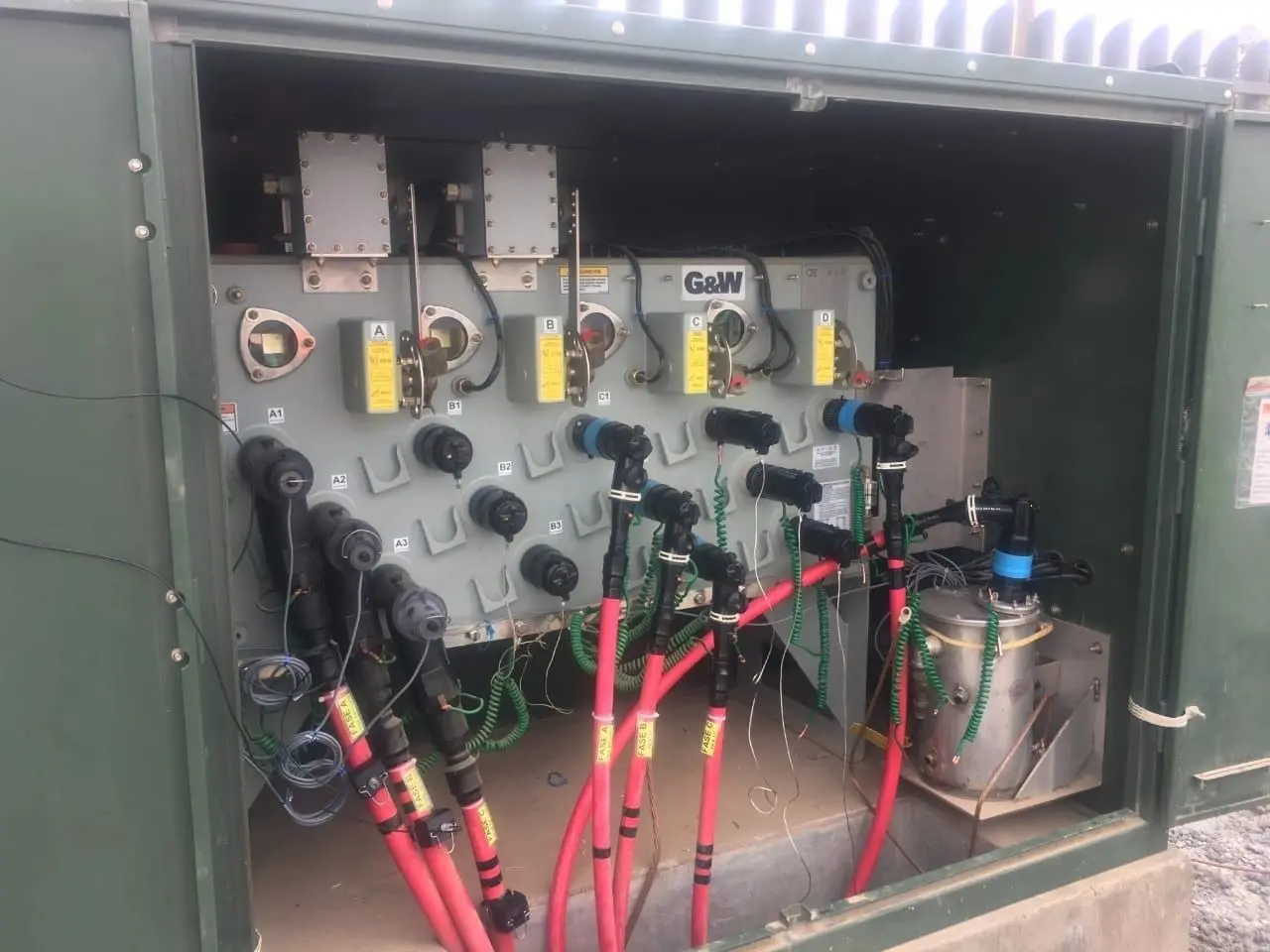 Seccionador tipo pedestal telecontrolado RPFI42 G&W Electric con aislamiento SF6 y comunicación radio SCADA instalado en Puebla capital.