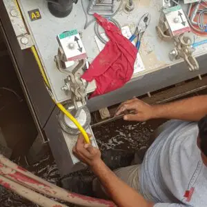 Técnico de G&W Electric dando servicio a seccionador sumergible de aislamiento sólido telecontrolado en calle Génova, Colonia Juárez, Ciudad de México.