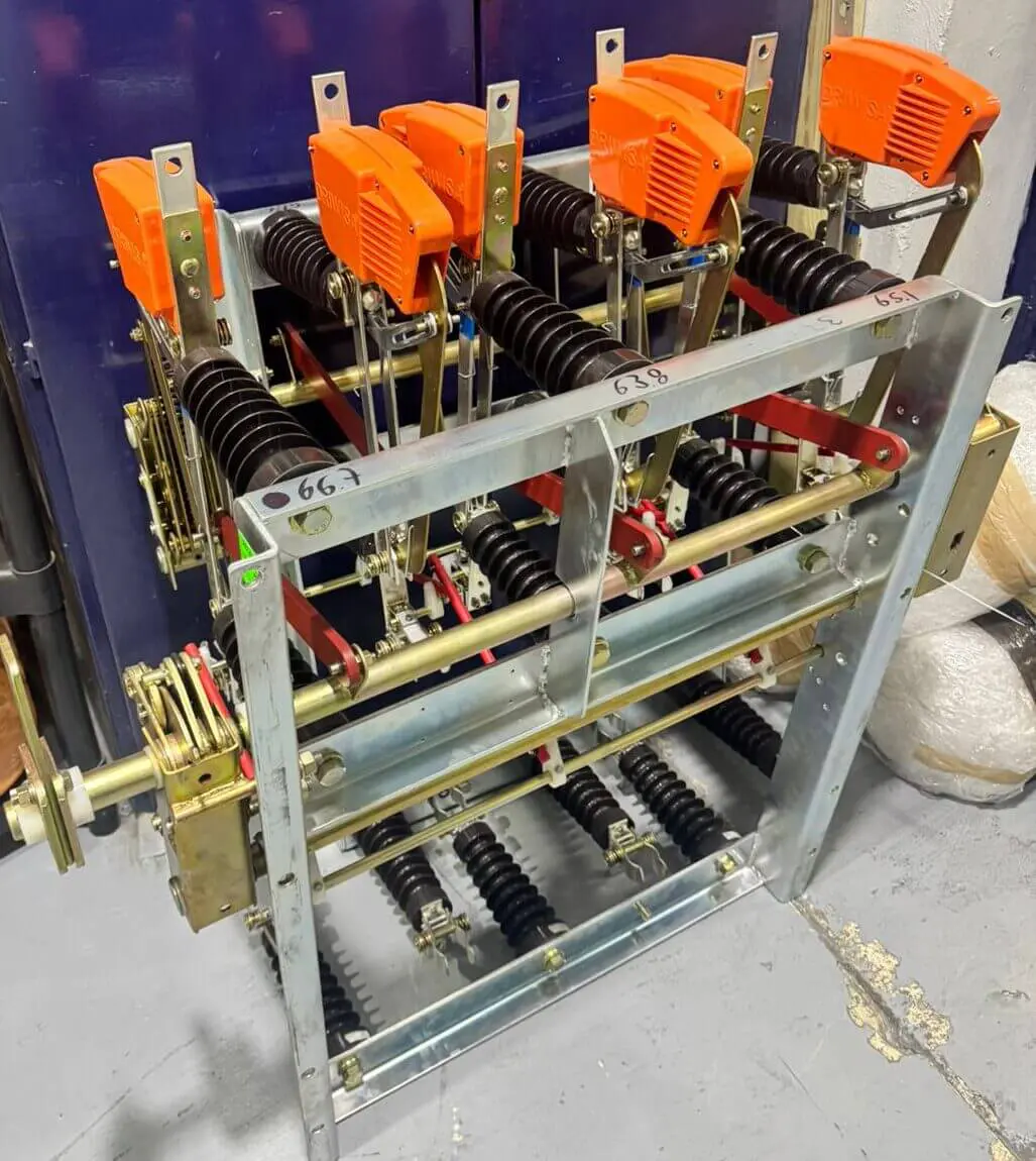 Cuchillas desconectadoras en aire DRIWISA® tripolares para media tensión 7.2 a 38 kV, con y sin portafusibles, fabricadas bajo normas IEC.