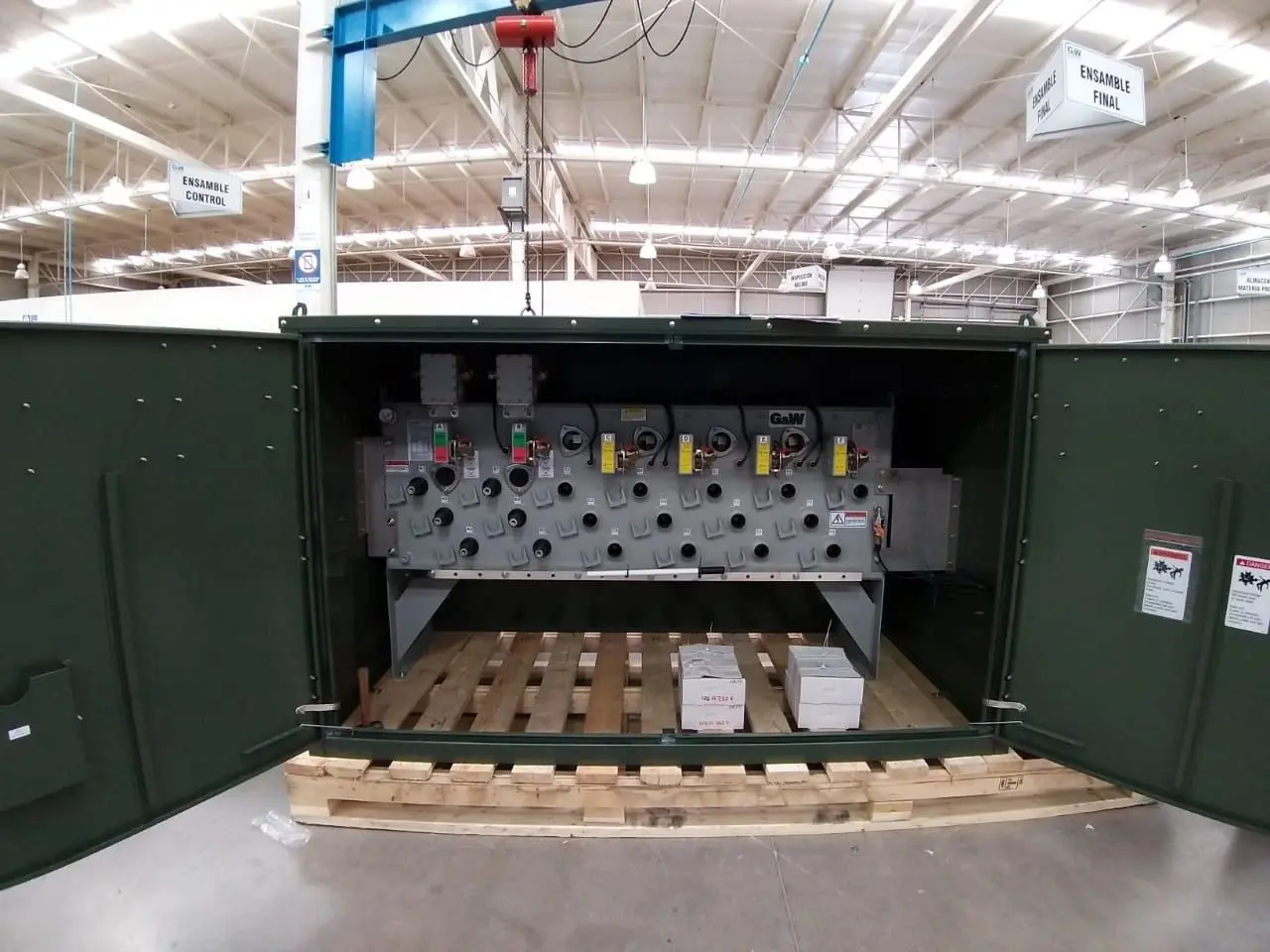 Seccionador tipo pedestal telecontrolado de 6 vías G&W Electric para redes de media tensión en 15, 27 y 35 kV.