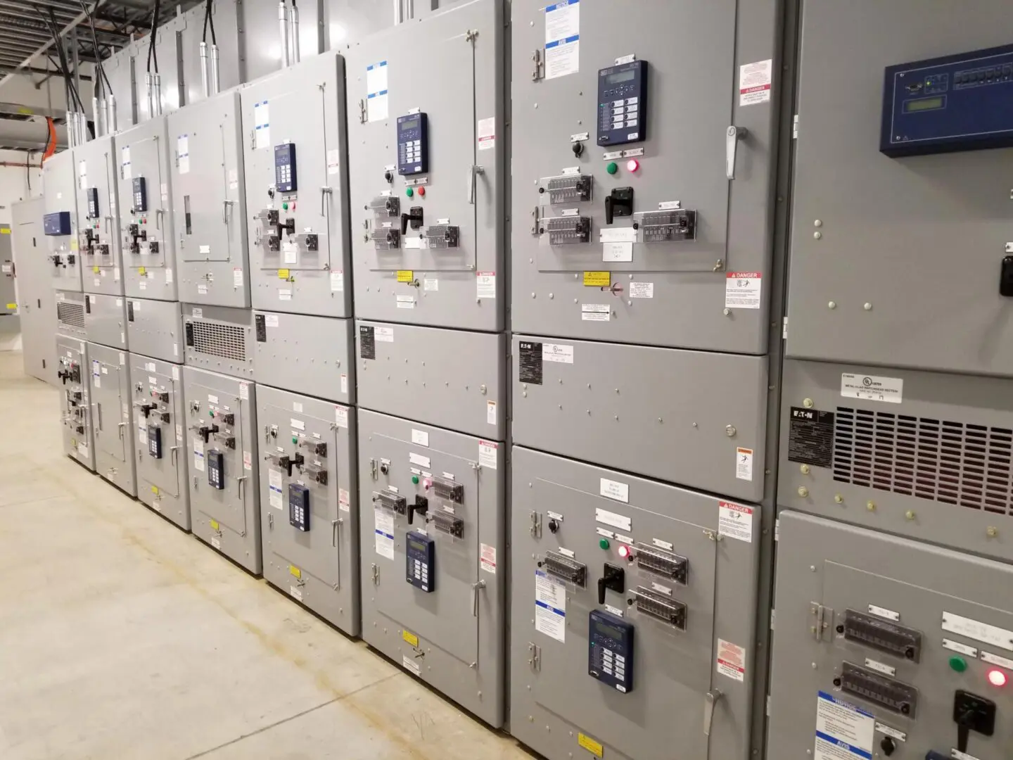 Centro de carga en media tensión con subestación, medición, protección, transformador y SCADA en México