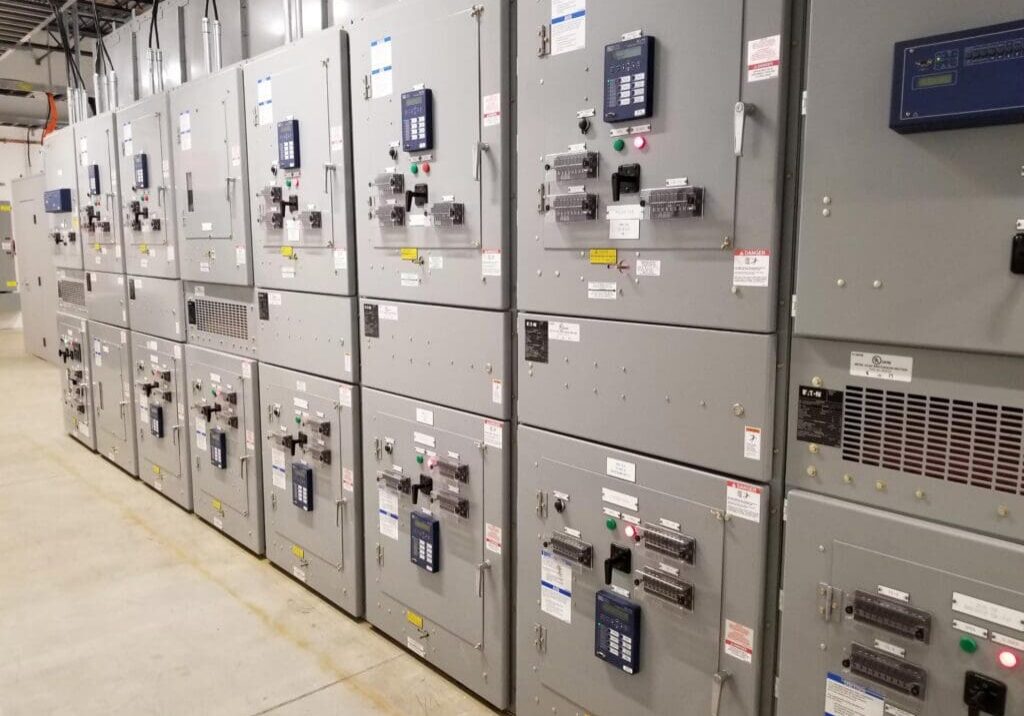 Centro de carga en media tensión con subestación, medición, protección, transformador y SCADA en México