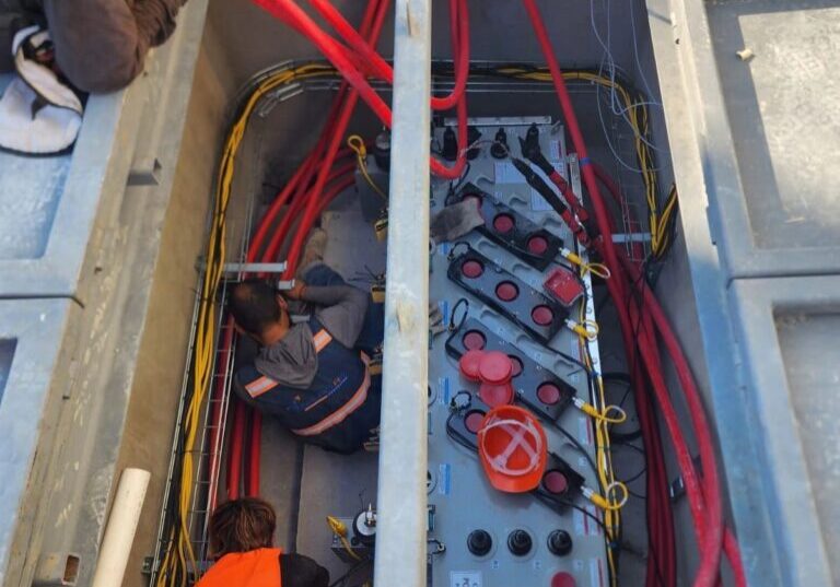 Instalación de seccionador sumergible Canada Power Products en el Estado de México para red eléctrica de media tensión.